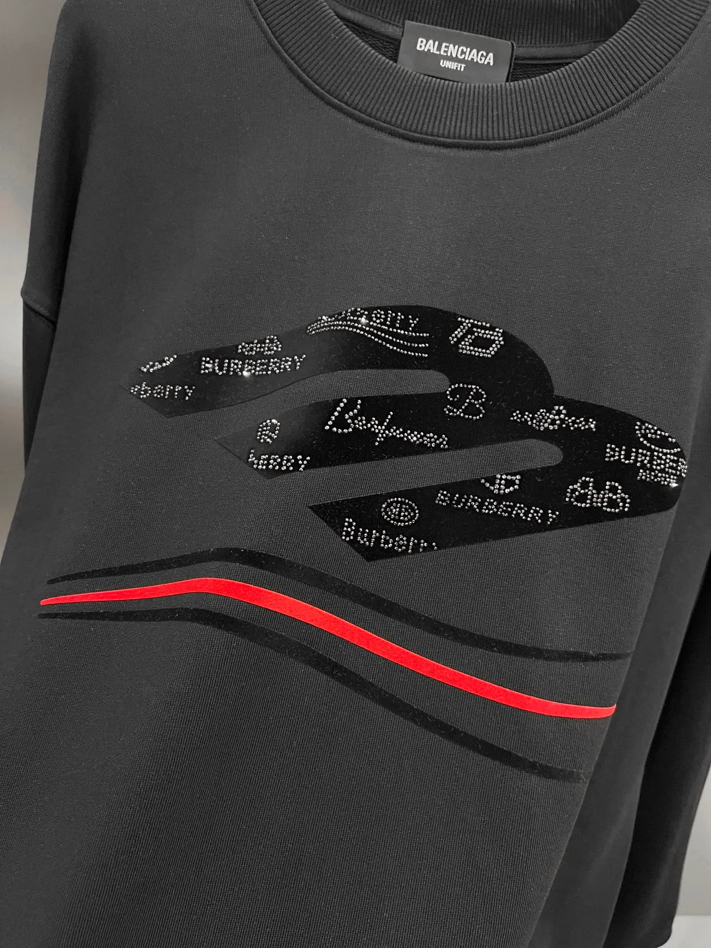 BAL Balenciaga 2026 Autumn and Winter New Arrival Round Neck Long Sleeve Sweater Classic Logo Hot Drilling Technology Same Style Loose Version for Men and Women S M L XL XXL Five Sizes Color: Black White